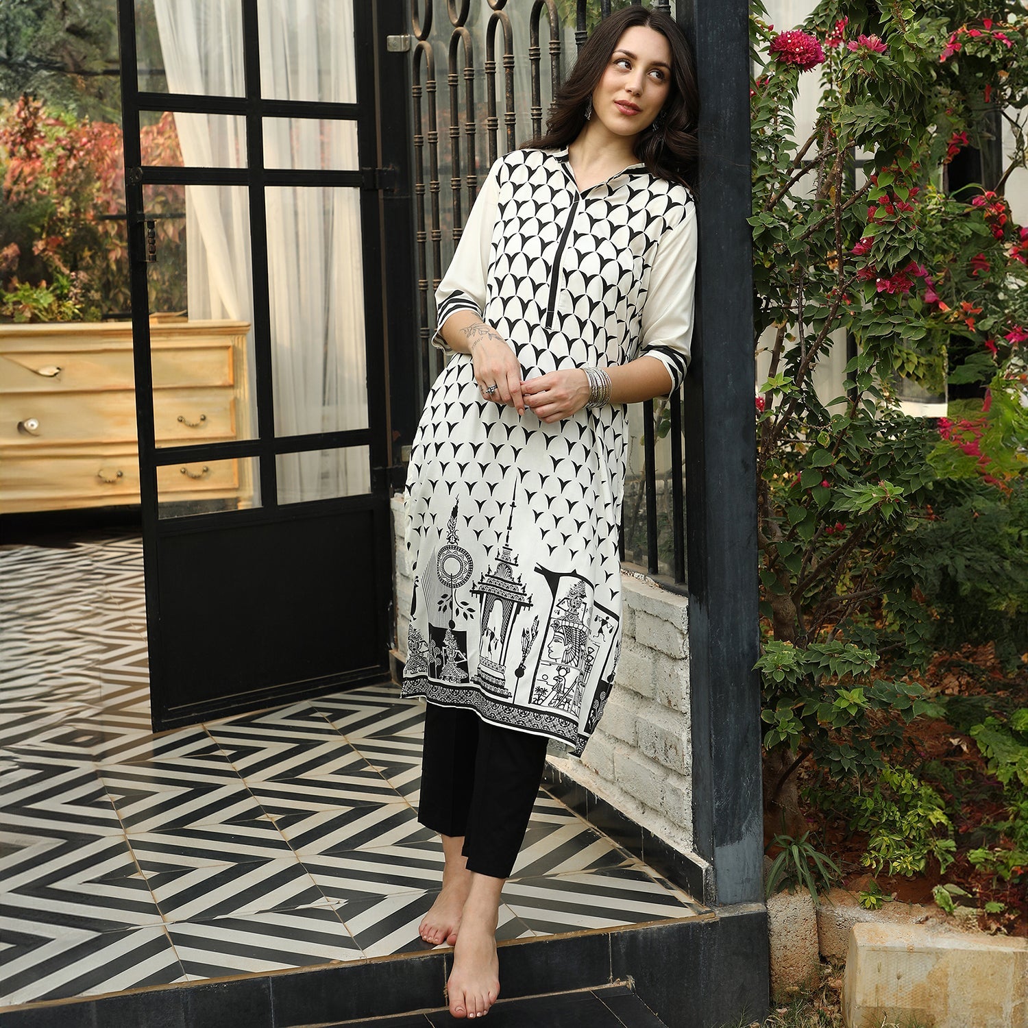Contrast Ethnic Print Kurta With Trousers Set