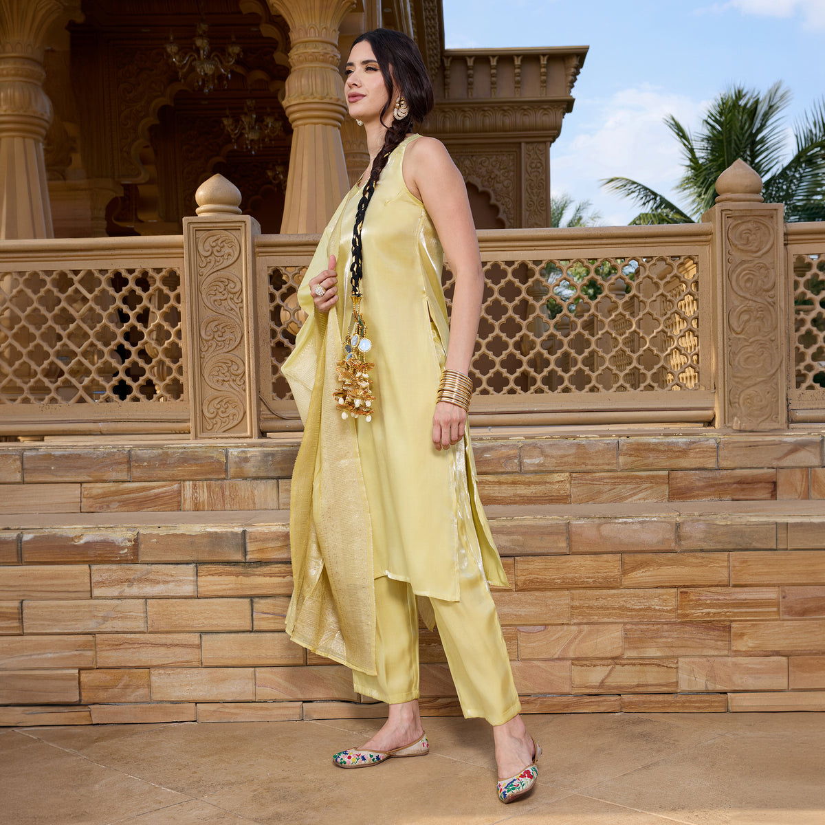 Sleeveless kurta with trousers and brocade dupatta