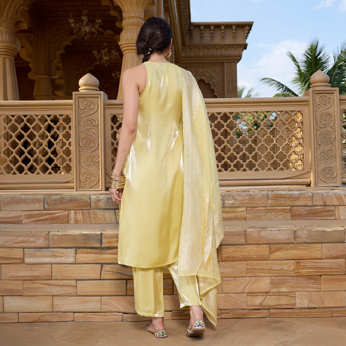 Sleeveless kurta with trousers and brocade dupatta