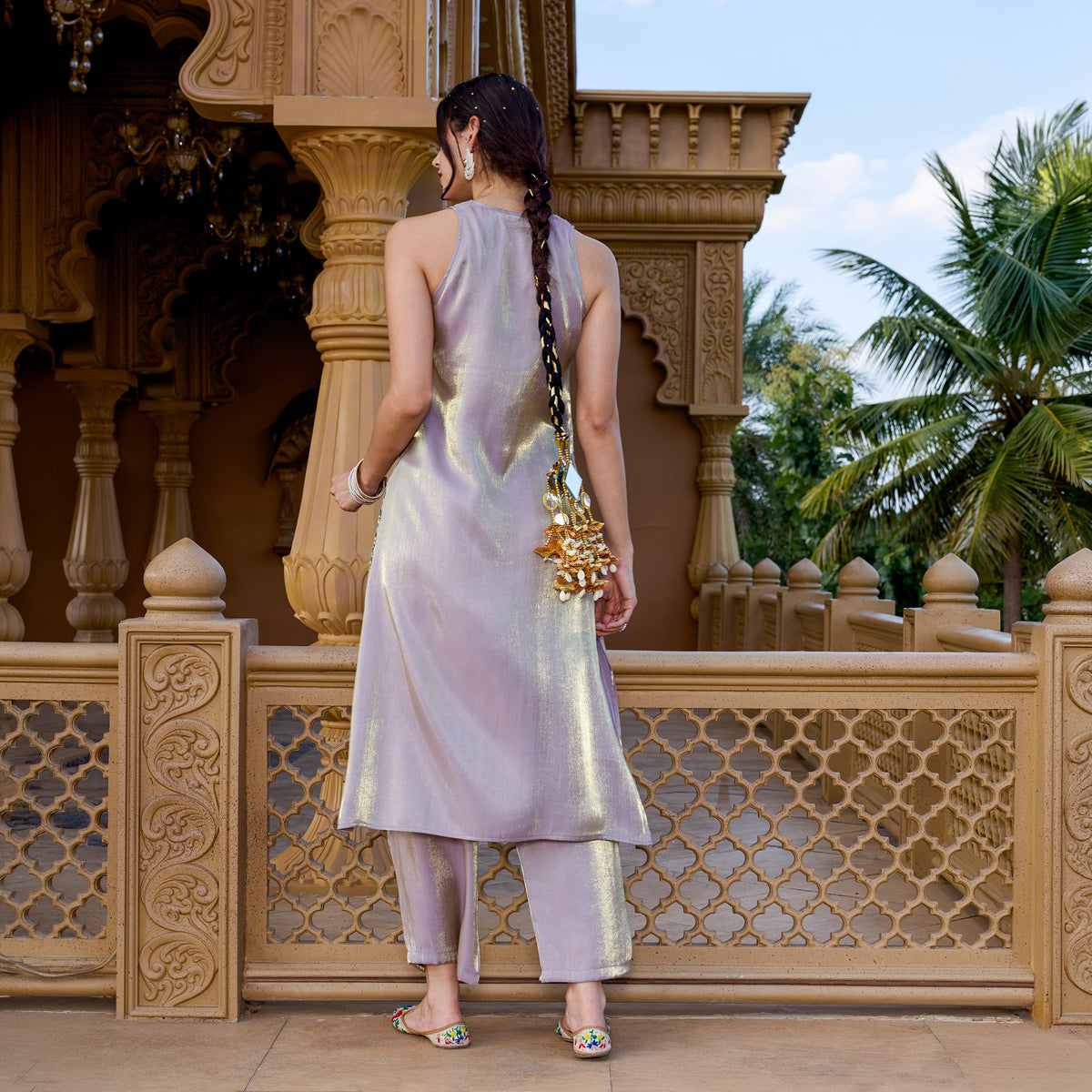 Sleeveless kurta with trousers and brocade dupatta