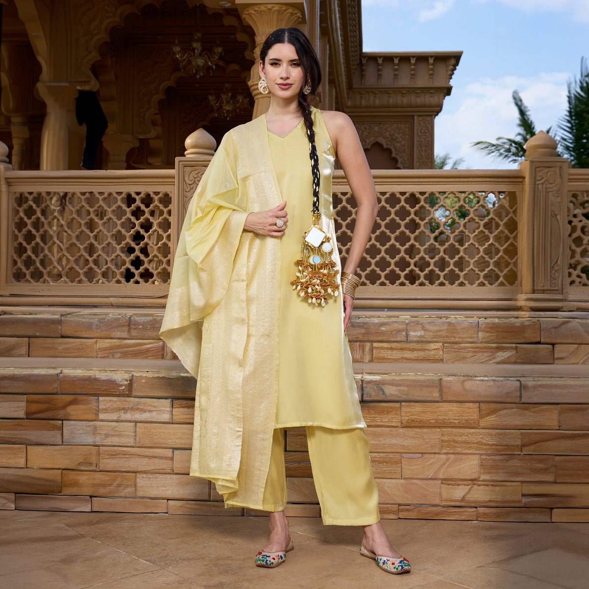 Sleeveless kurta with trousers and brocade dupatta