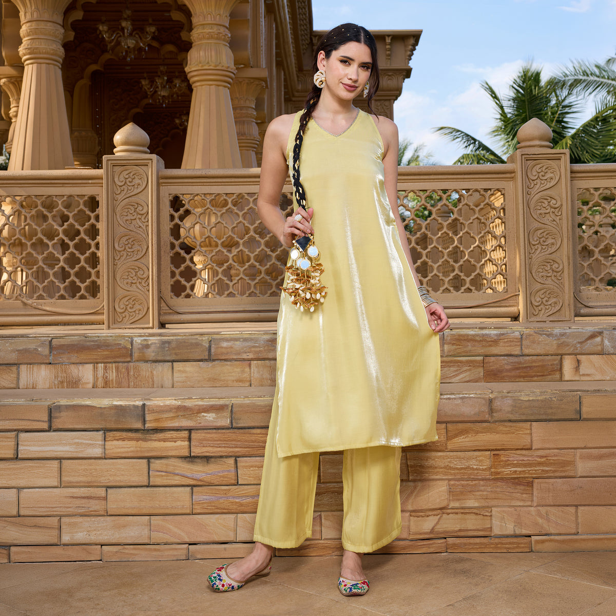 Sleeveless kurta with trousers and brocade dupatta