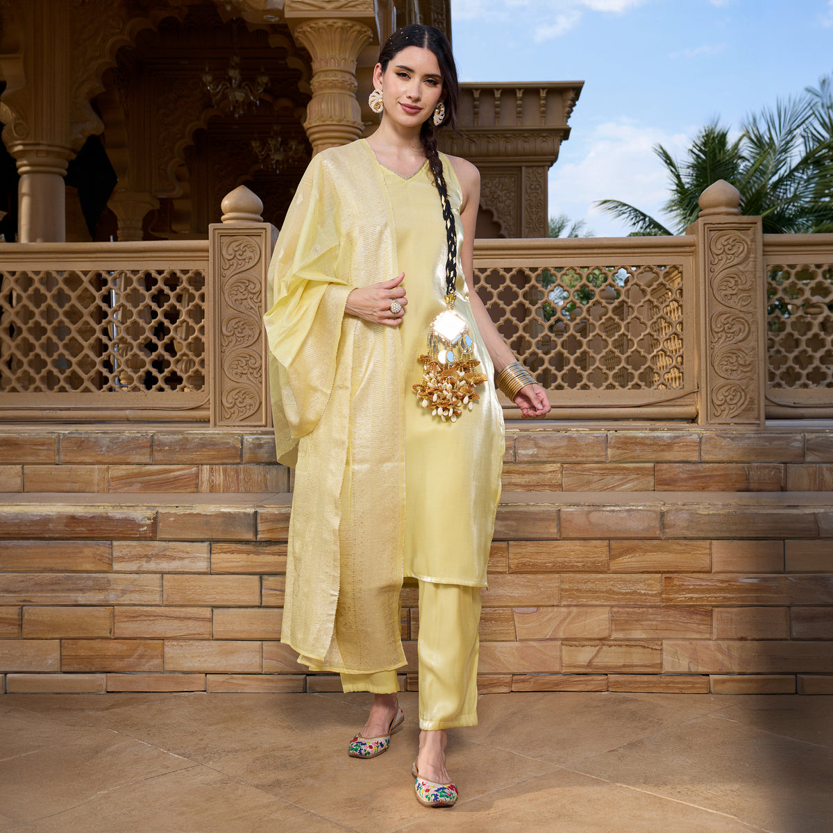 Sleeveless kurta with trousers and brocade dupatta