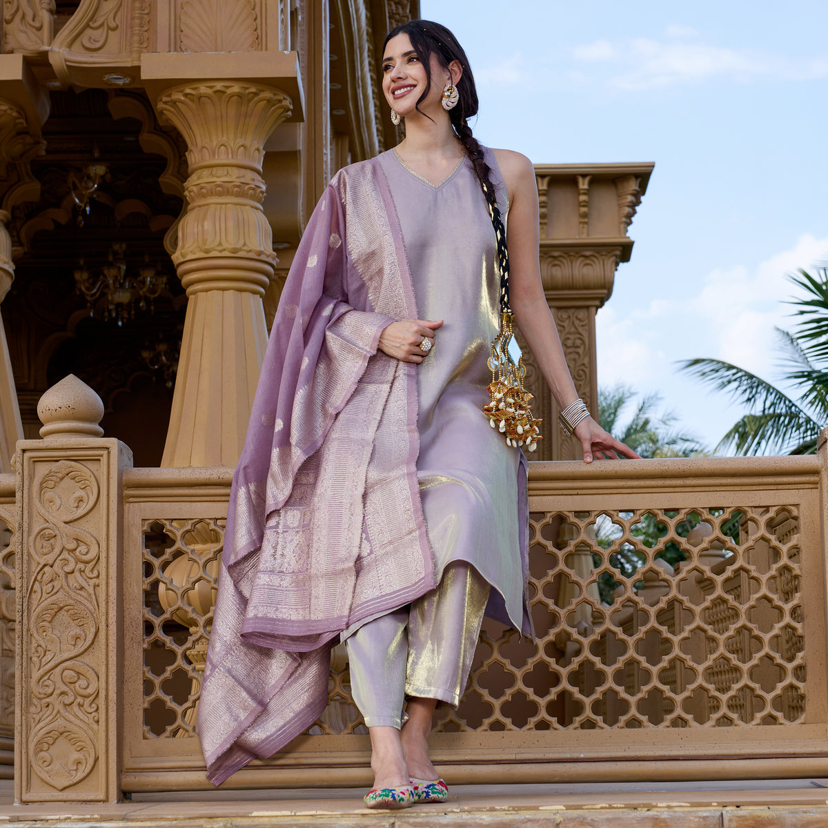 Sleeveless kurta with trousers and brocade dupatta