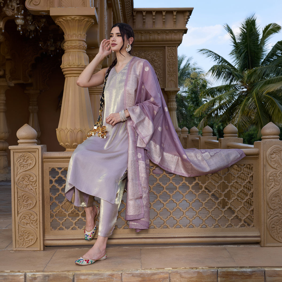 Sleeveless kurta with trousers and brocade dupatta