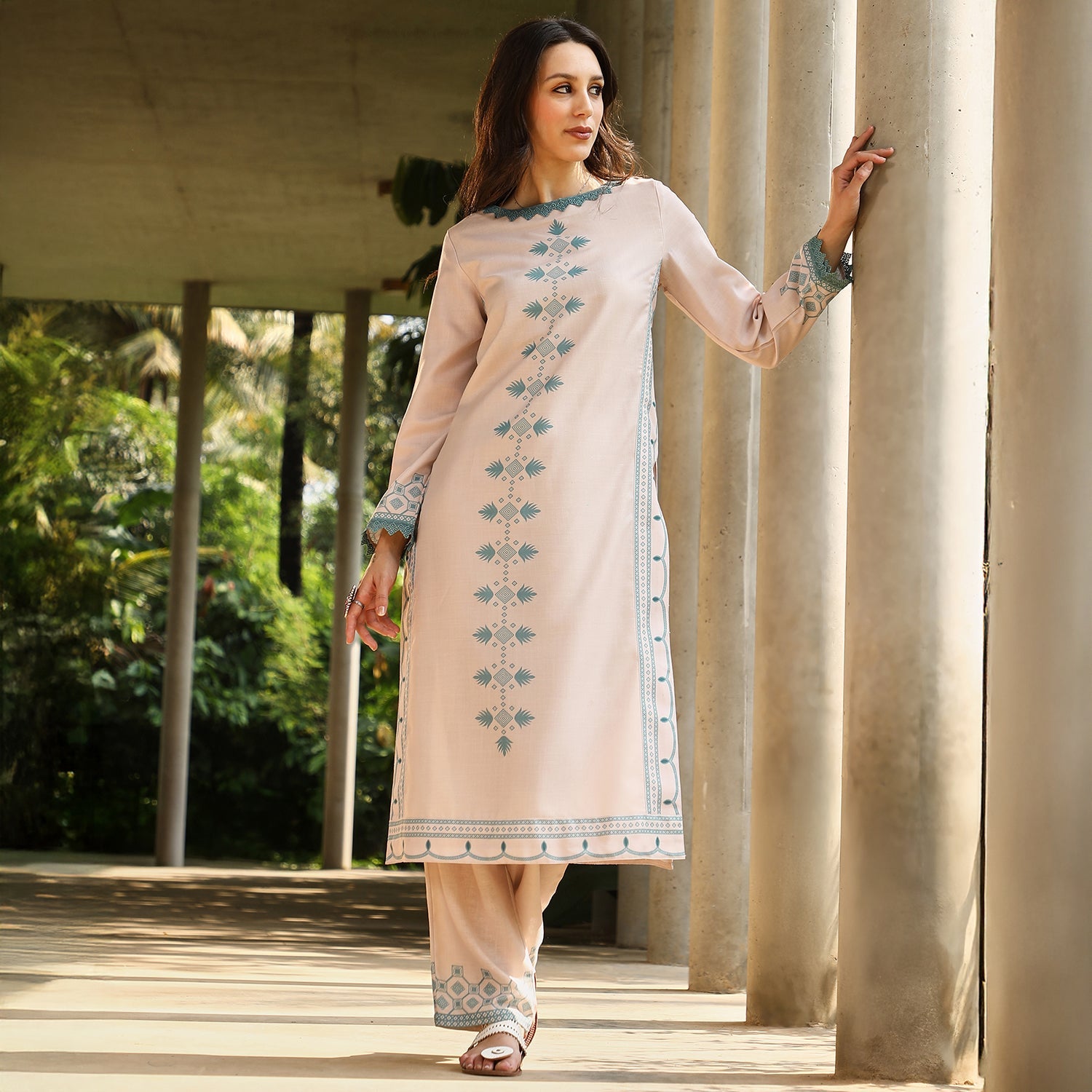 Constrast-Motif Kurta Set